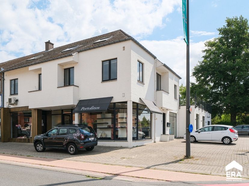 Interessant opbrengsteigendom met handelsgelijkvloers en 2 leegstaande appartementen omvat te Sint-Lambrechts-Herk, deelgemeente van Hasselt. Voor mee