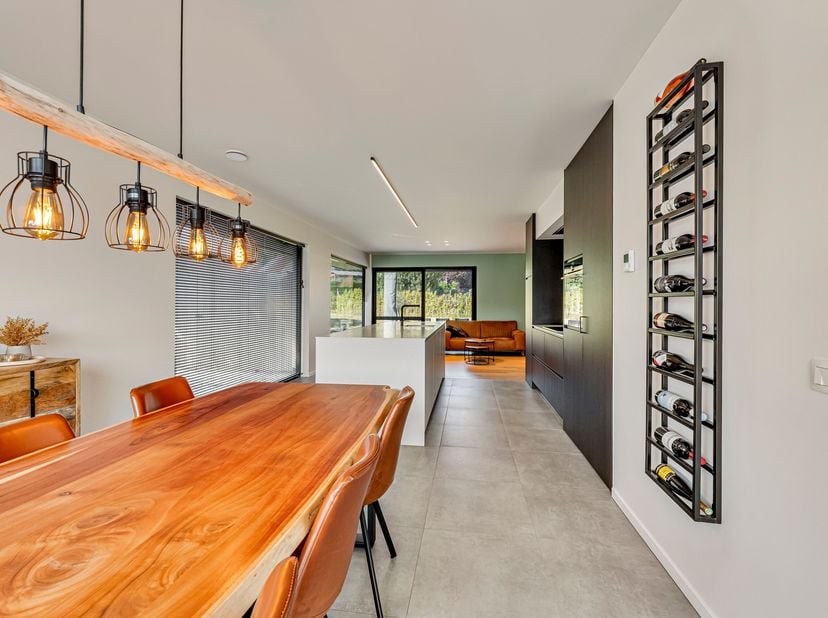 Deze hoogstaand afgewerkte / energiezuinige halfopen woonst werd gebouwd in 2022 en beschikt over alle hedendaagse technieken.<br />
De woning is gele
