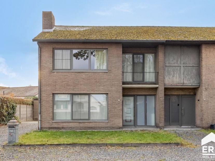 k deze instapklare woning, rustig gelegen in de Kapelstraat 60 te Lommel. Deze woning biedt een comfortabele woonomgeving met een praktische indeling