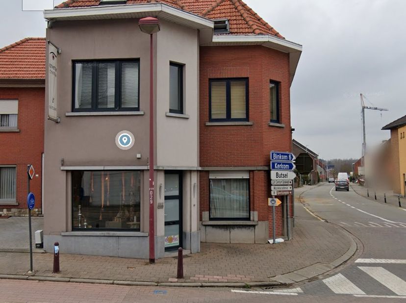 HANDELSHUIS MET TUIN -<br />
Gelijkvloers: onthaal, WC, berging, keuken, 2 handelsruimten, veranda, tuin; 1e verdiep: hal, 2 slaapkamers, badkamer met