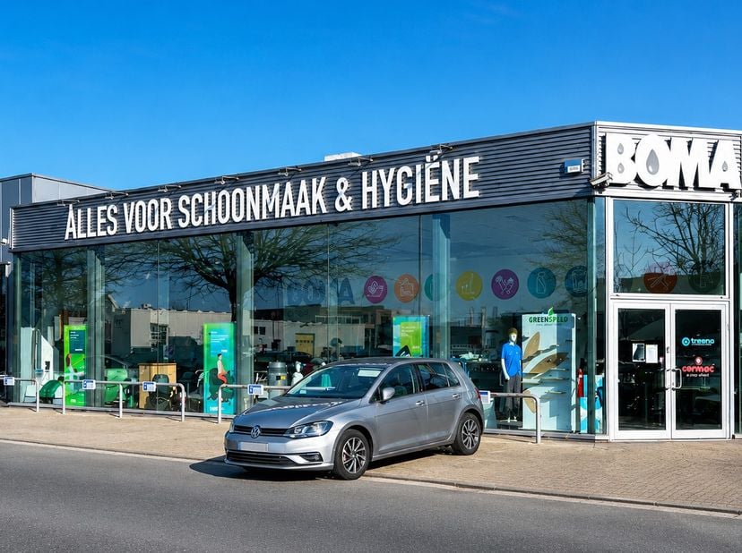 Dit representatieve bedrijfspand van circa 715 m² biedt een uitzonderlijke zichtbaarheid dankzij de ligging recht aan de grote ring van Hasselt en de