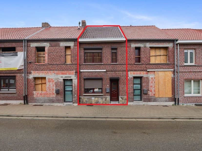 Langs de Adelardusstraat ter hoogte van nummer 16 vinden we deze te renoveren woning terug. Grote troef van deze woning is ongetwijfeld de ligging! He