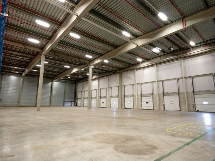 Distributiecentrum Willebroek. 10,5 m vrije hoogte, 9 laadkades, ESFR-sprinkler, zonnepanelen. Aan A12 en containerterminal.<br />
<br />
--------<br