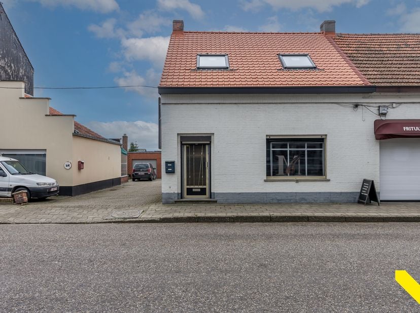 Verder te renoveren woning in het centrum van Veerle.<br />
We betreden deze woning via de inkomhal om verder te gaan naar de ruime lichtrijke leefrui