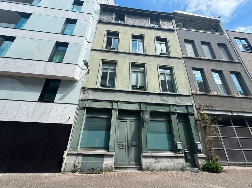 Karaktervol kantoor-/commercieel gelijkvloers op een unieke toplocatie in hartje Antwerpen<br />
Op een uitzonderlijke locatie, in de Zakstraat 3, bev