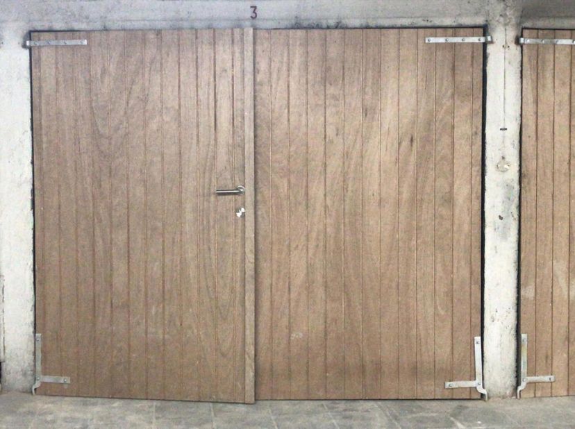 Zeer ruime gesloten garagebox te huur op topligging. Inrit via Sint-Lievenspoortstraat. <br />
Bezichtiging of interesse? Mail naar verhuur@vicusvastg