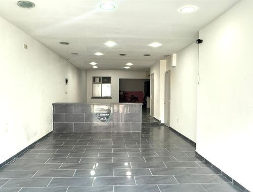                                         Handelsgelijkvloers te huur in Sint-Niklaas, € 700

