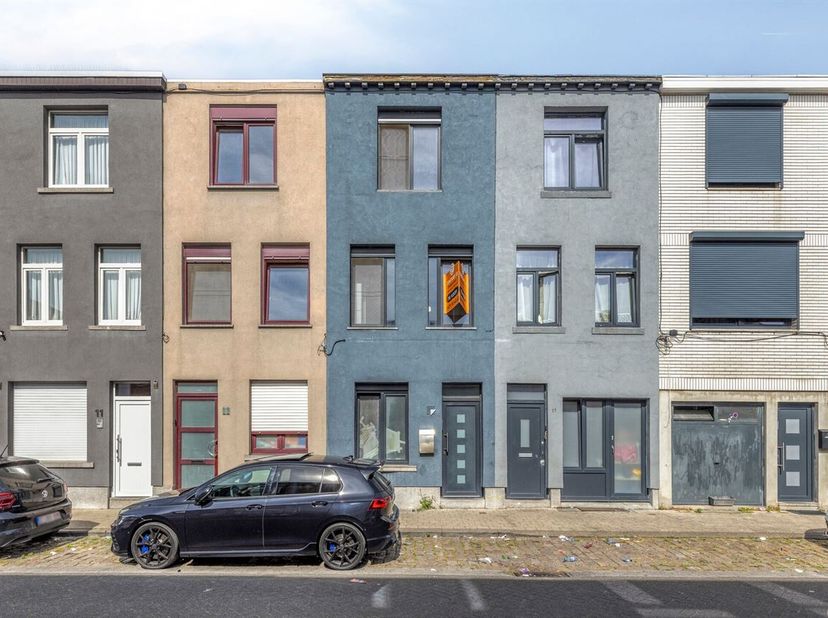 Op zoek naar een instapklare woning met verrassend veel ruimte? Deze ruime eengezinswoning met moderne gevel biedt maar liefst 5 volwaardige slaapkame