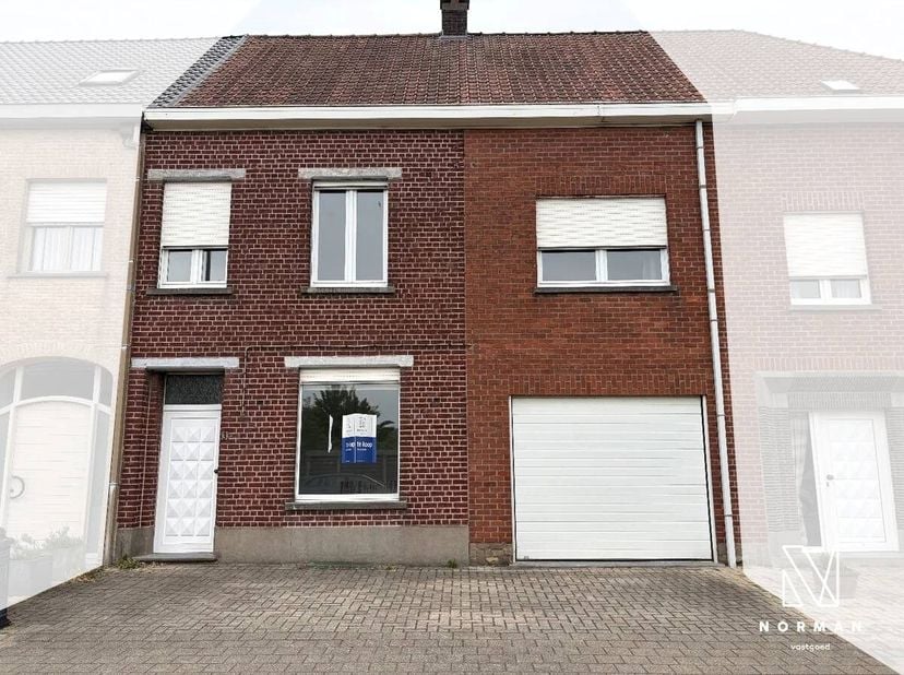 Ruime woning te koop met 4 slaapkamers en een grote garage te Harelbeke!<br />
Bij het binnengaan kom je in de voorplaats, die ideaal kan worden inger