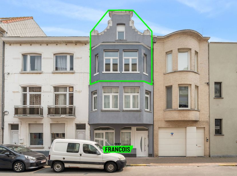 In de Koniniginlaan 5, een rustige éénrichtingsstraat pal in het centrum van Blankenberge, bevindt zich deze volledig gerenoveerde duplex op de bovens