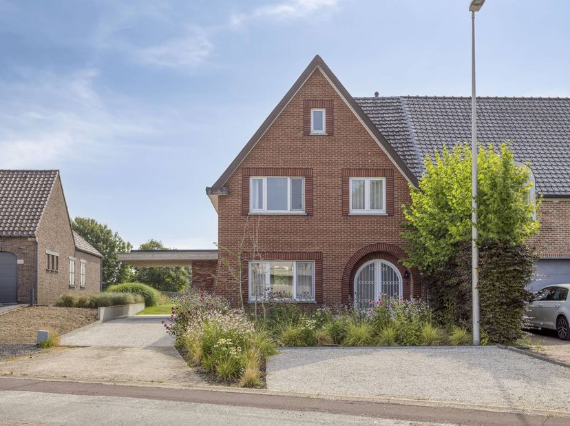 La maison a été construite à l'origine en 1951 et a fait l'objet d'une rénovation complète et qualitative en 2021, en utilisant les dernières techniqu