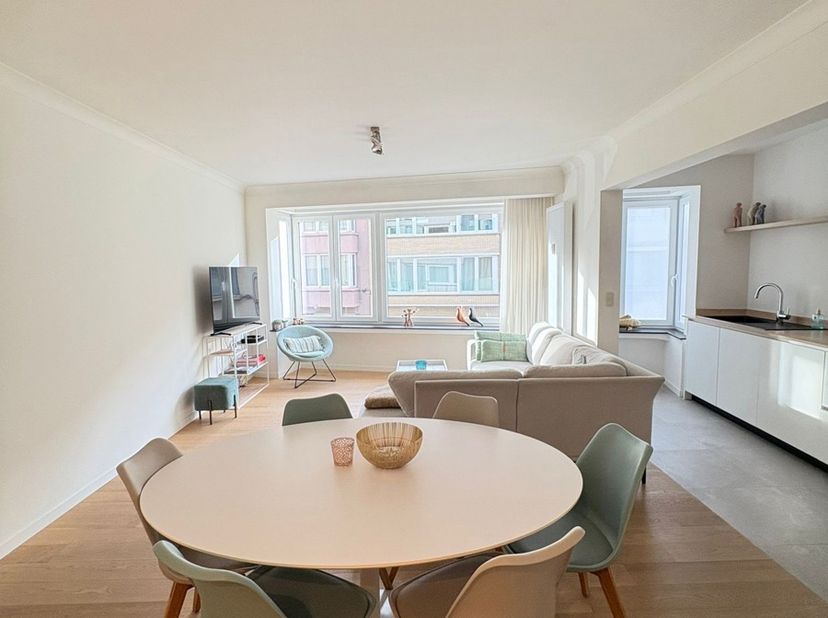 Instapklaar luxe-appartement in hartje Oostende<br />
Op zoek naar een stijlvol, hoogwaardig afgewerkt appartement op een toplocatie in Oostende? Dit