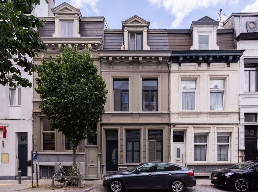Omgeving<br />
<br />
In de aangename en rustige Dendermondstraat, vlakbij de Troonplaats vinden we deze charmante woning terug. De woning springt met