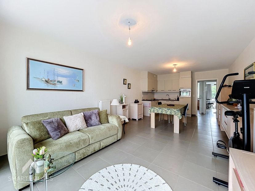 Instapklaar appartement op een interessante locatie nabij de jachthaven en het centrum bestaande uit een inkomhal, gezellige leefruimte met eet-en zit