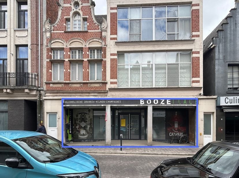 Deze casco handels- of kantoorruimte&amp;nbsp;van ca&amp;nbsp;320 m² is gelegen in de Berlarij aan het&amp;nbsp;woonproject&amp;nbsp;Hof Berlamuze. Dit is een eigenti
