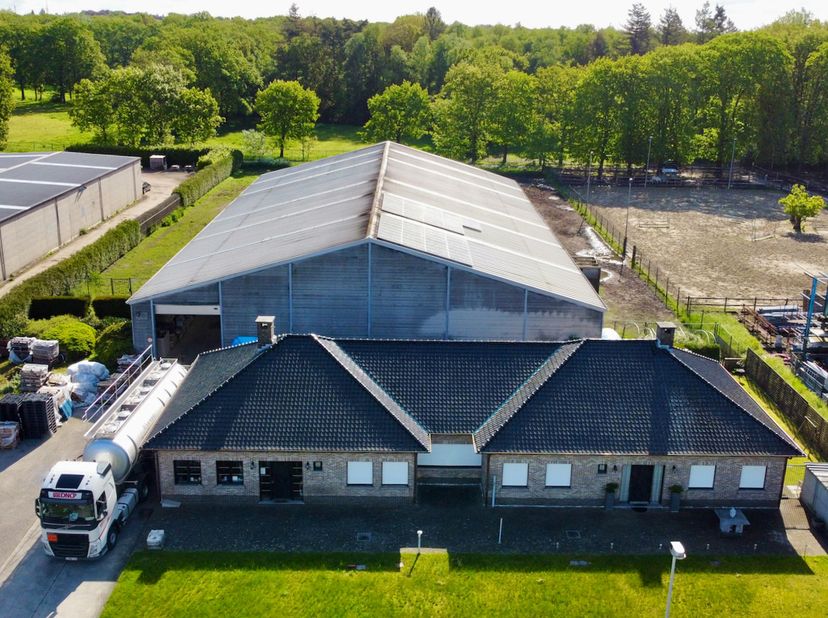 Magazijn / atelier / loods in Malle met een oppervlakte van 1500m². <br />
<br />
Strategisch goed gelegen in het bedrijventerrein te Westmalle. Deze