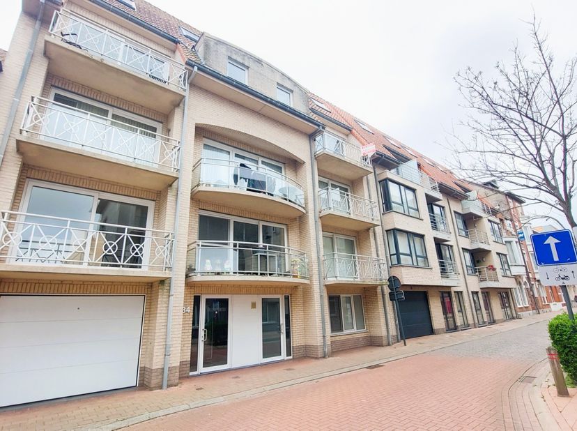 Op zoek naar een instapklaar appartement op een boogscheut van zee en strand?<br />
<br />
Dit ruime duplex appartement van 85 m² bevindt zich op de 3