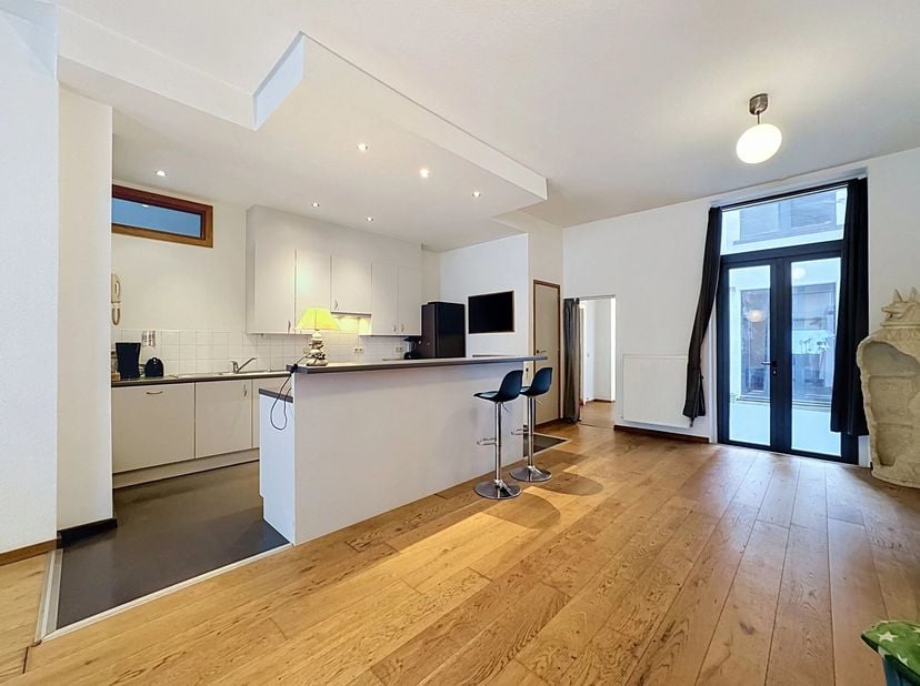 Bien présenté par Mike Doolaeghe - Tél. : +32 471 65 85 85 - E-mail : mike.doolaeghe@victoire.be<br />
Victoire Junot vous propose ce beau duplex 2 ch