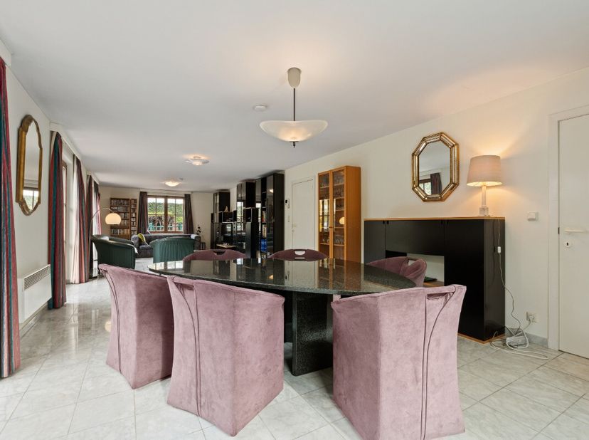 Ontdek deze prachtige, rustig gelegen villa die comfort en ruimte moeiteloos combineert. De woning beschikt over drie volwaardige en ruime slaapkamers