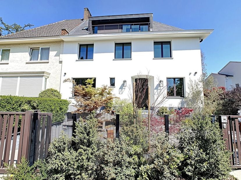 Volledig zorgvuldig gerenoveerd in een hedendaagse geest met tijdloze lijnen, ontwikkelt deze elegante driegevelvilla een bruto oppervlakte (PEB) van