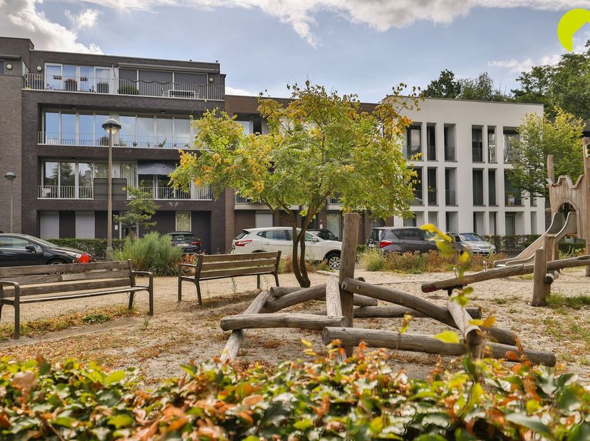 In de mooi residentie "Parkzicht" in het centrum van Mortsel, bevindt zich dit 2-slpk. appartement op de 2de verdieping met terras en ondergelegen gar