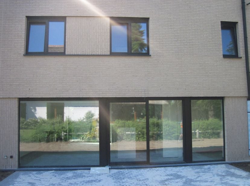 Eigentijdse, energiezuinige BEN-woning (E-peil = 23) !<br />
Verhuring door vennootschap (mogelijks interessant voor bv. zelfstandige die deels thuis