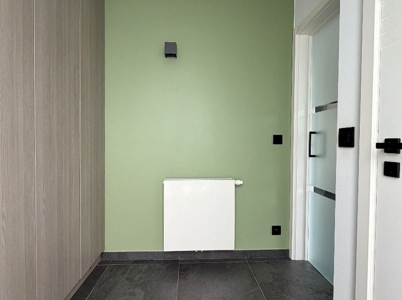 Welkom op Bosstraat 1A. Deze woning is gelegen op een geliefde en rustige locatie nabij het centrum van As bevindt zich deze verzorgde en instapklare