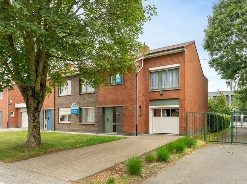 Roeselare :&amp;nbsp; Robuuste halfopen bebouwing op 353 m² met verrassend veel ruimte en zuidgerichte tuin.<br />
<br />
Bent u op zoek naar een ruime ge