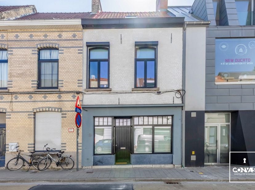 Door de centrale ligging van deze woning nabij Gent-Sint-Pietersstation heeft u een vlotte verbinding naar de binnenring van Gent, de R4 en de E17/E40