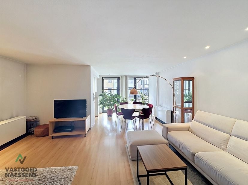 Ontdek dit aangename gelijkvloerse appartement, gelegen in residentie VILLA MEANDROS, dat comfort en praktische leefruimte combineert met mooie buiten