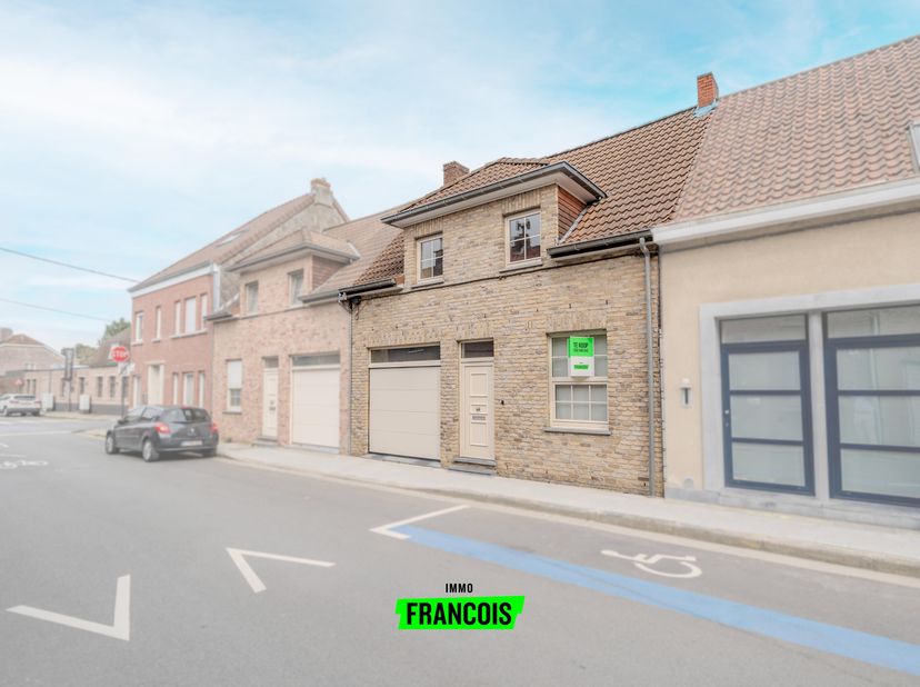 Vous cherchez une maison spacieuse et économe en énergie avec garage et jardin ? Cette maison familiale prête à emménager mérite sans aucun doute une