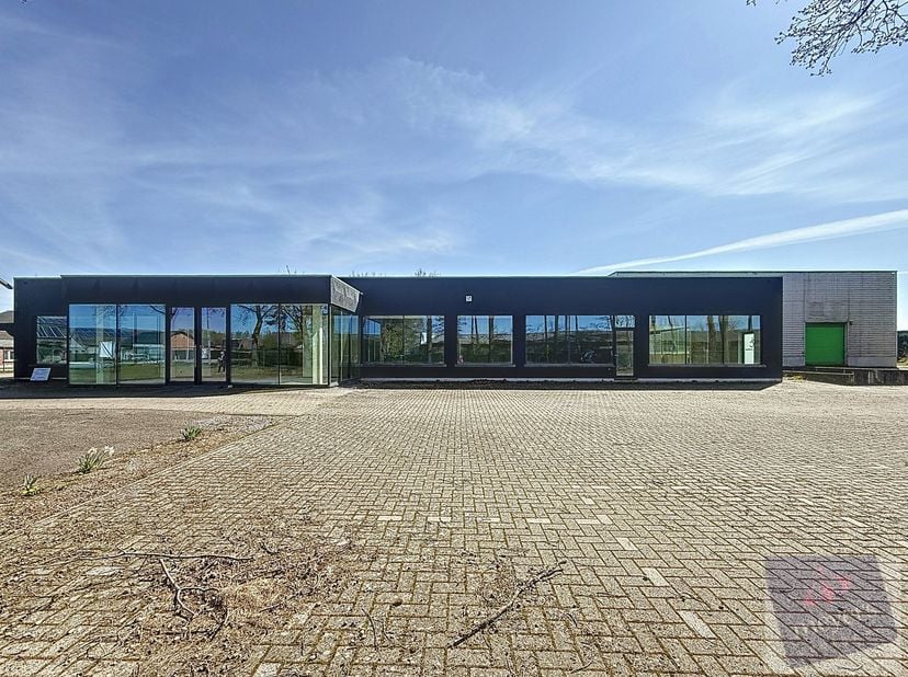 Bent u op zoek naar een ruim en flexibel bedrijfscomplex met tal van mogelijkheden? Ontdek Bosstraat 20 in Bocholt, een veelzijdige bedrijfssite op ee
