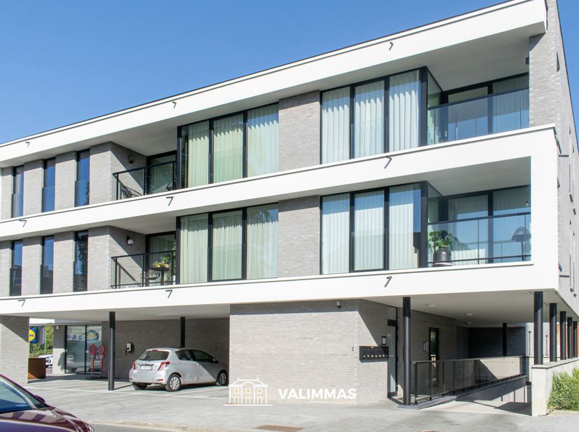 VALIMMAS verkoopt dit welgelegen en stijlvol nieuwbouwproject met 14 appartementen, 3 commerciële ruimten,  19 ondergrondse + 4 bovengrondse autostand