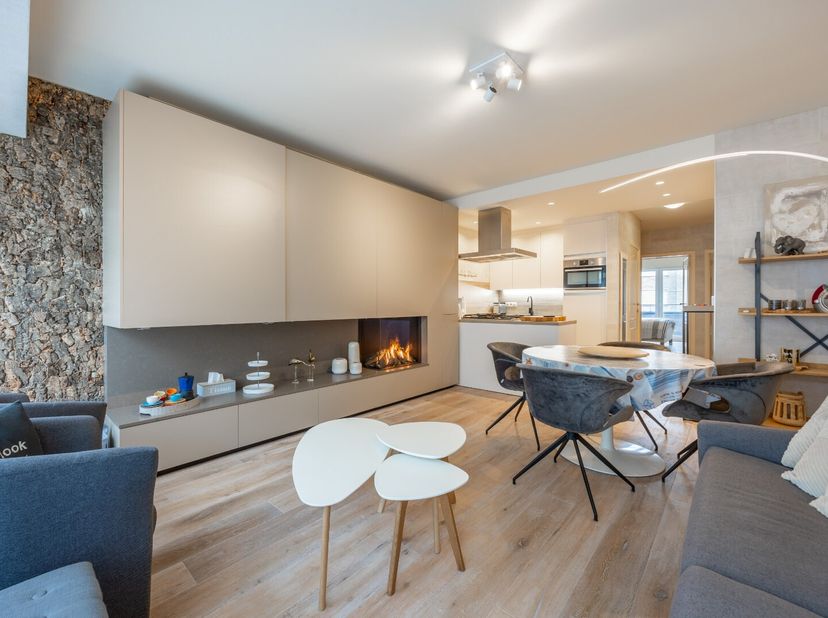 Découvrez cet appartement magnifiquement rénové situé au centre de Westende-Bad, où le luxe moderne et le confort de vie abordable vont parfaitement d