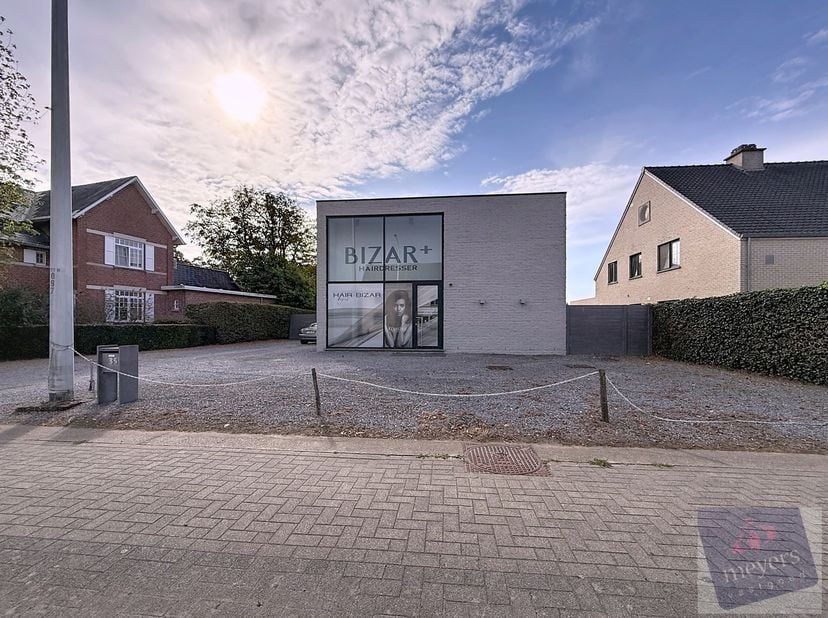 Langs de Diestersteenweg 351 in Spalbeek, een deelgemeente van Hasselt, bevindt zich deze verzorgde en instapklare woning uit 2007. Dankzij de gunstig