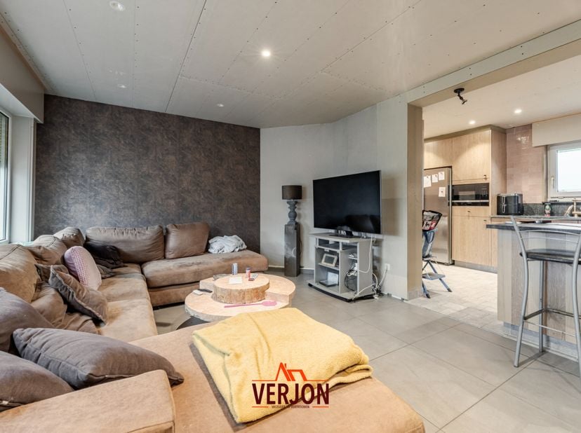 Deze woning bevindt zich op een perceel van 221m2 in een rustige wijk in Izegem, dichtbij warenhuizen, scholen, bakkers, slagers en het centrum van Iz