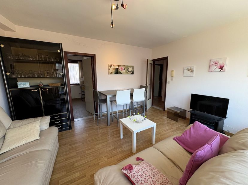 Rêvez-vous d'un petit coin au bord de la mer ? Cet appartement rafraîchi avec 2 chambres est idéalement situé près de la plage et offre une petite mai