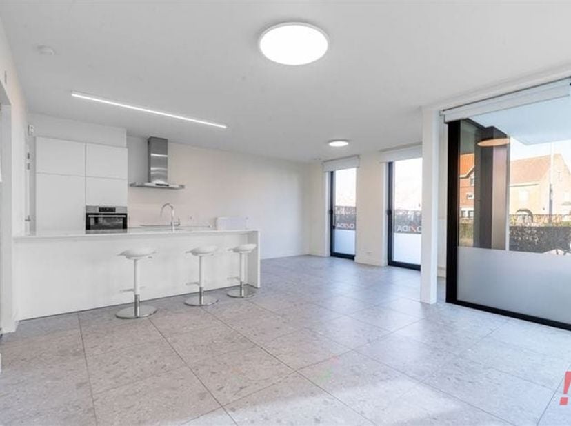 Dit recent gelijkvloersappartement heeft heel wat troeven te bieden. Dankzij de centrale ligging in het hart van Jabbeke bevinden alle dagelijkse voor