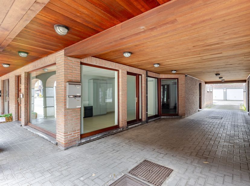 Dankzij de functionele indeling (met o.a. 2 aparte toegangsdeuren) en de ruime oppervlaktes leent deze eigendom (met 3 gevels) zich perfect voor een z