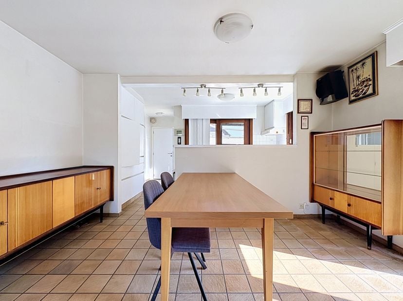 Deze op te knappen woning is rustig gelegen vlak bij een prachtig natuurgebied en vormt de ideale basis voor wie op zoek is naar ruimte, rust en toeko