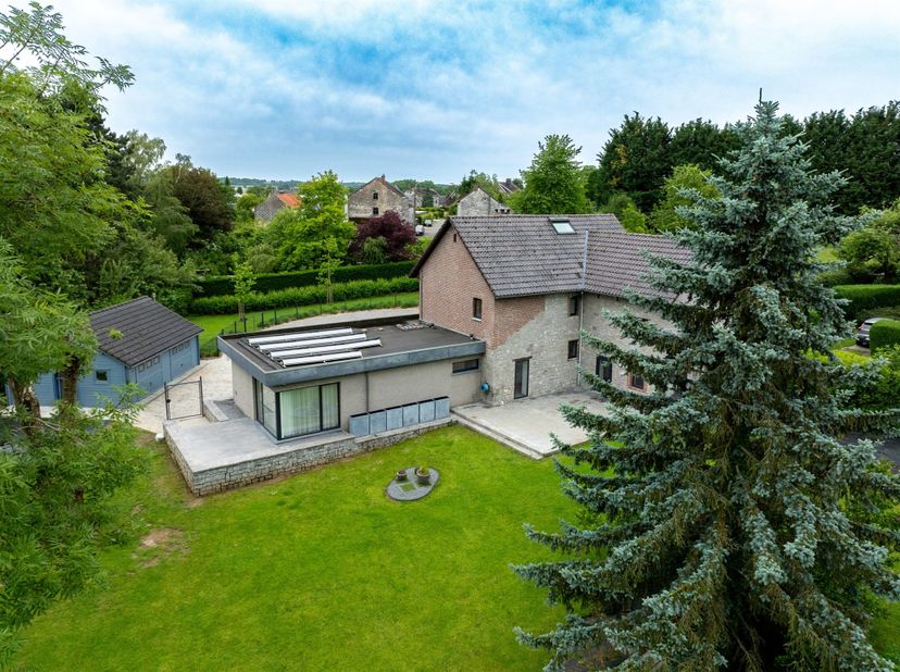 Située dans le magnifique petit village de Clavier, entre Liège et Marche-en-Famenne, cette splendide maison de village entièrement rénovée depuis son
