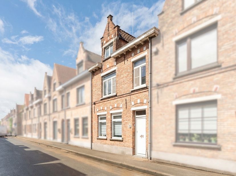 Charmante instapklare gezinswoning met zonnige tuin<br />
<br />
Op zoek naar een ruime, instapklare woning op een gunstige ligging in Assebroek? Dan