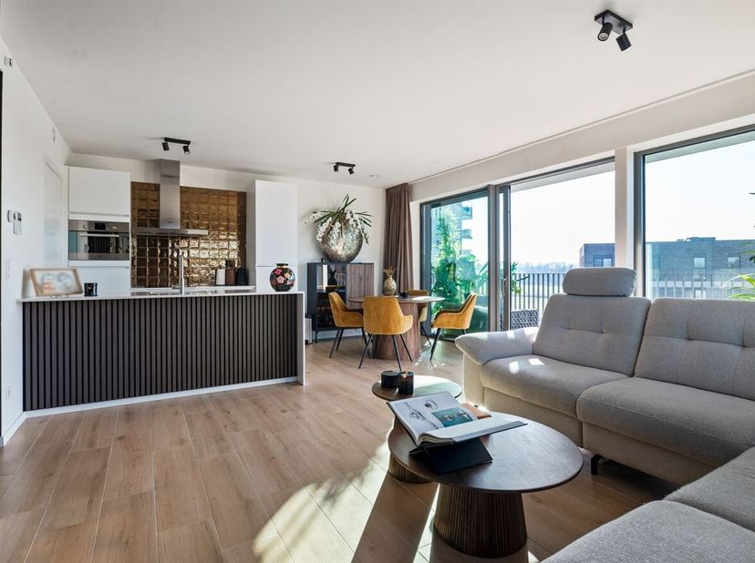 Ligging:<br />
Dit moderne appartement ligt in het rustige en recent ontwikkelde project Heizijde in Turnhout, op korte afstand van het centrum. De lo
