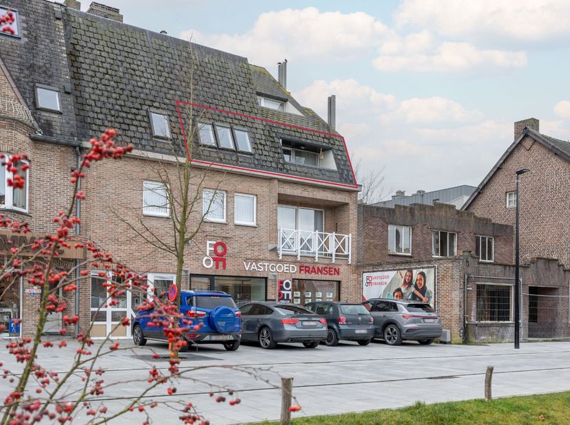 Volledig gerenoveerd appartement met unieke ligging te (Neer)Pelt-Centrum te koop!<br />
Troeven:<br />
* Gelegen in het hart van Neerpelt-Centrum<br