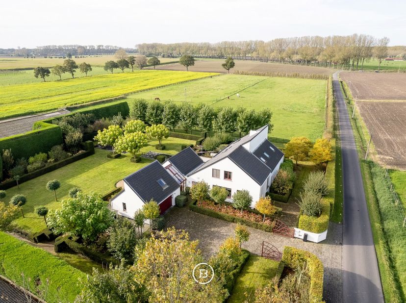 Dicht bij de Damse Vaart, tussen het historische Brugge en het charmante Damme, bevindt zich deze uitzonderlijk ruime eigendom op bijna 2,5 hectare. D