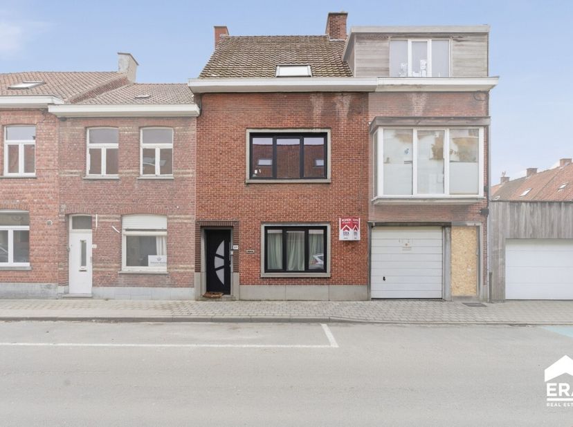 Te koop: ruim gesloten huis in het centrum van Roeselare, op wandelafstand van scholen, park en openbaar vervoer. Deze woning uit 1947 biedt een royal