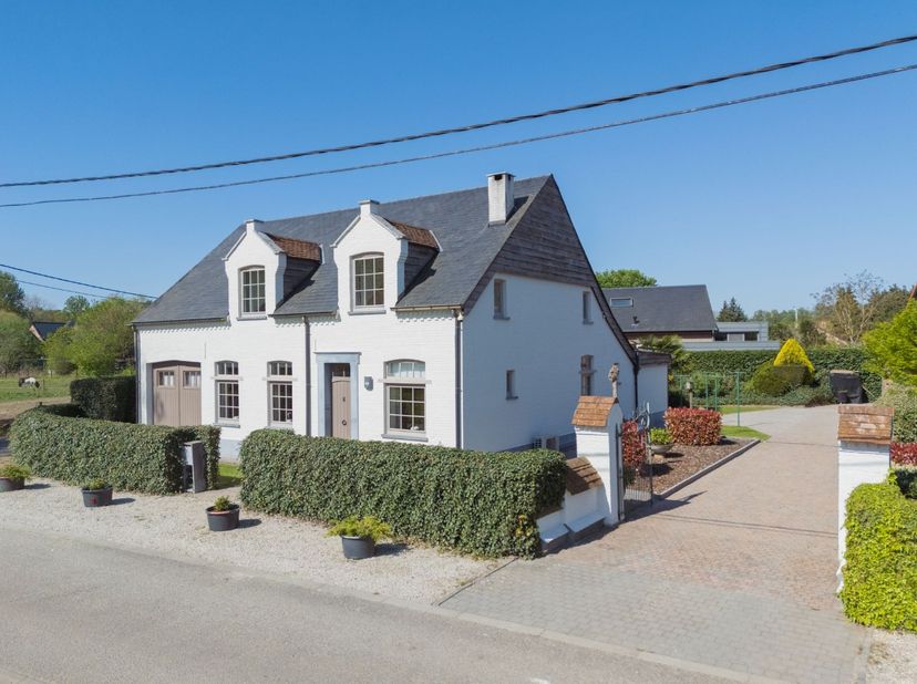 Deze instapklare villa biedt een uniek open zicht op het landelijke Keerbergen. De voormalige en lichtrijke hoeve  heeft 235m2 bewoonbare oppervlakte