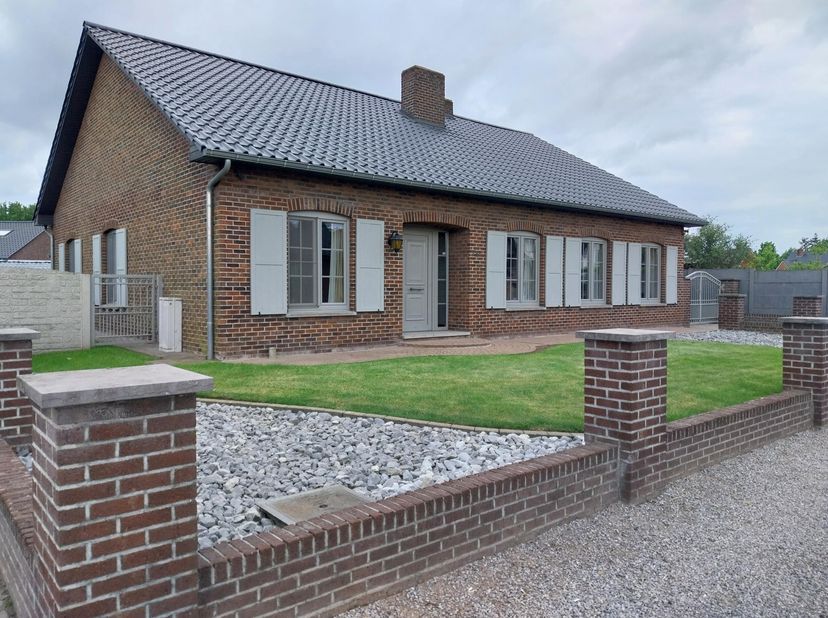 Mooie vrijstaande woning (stijl landelijk) , in perfecte staat en heel goed onderhouden instap klaar dwz. elektriciteit in orde , Epc C, asbest ok , n