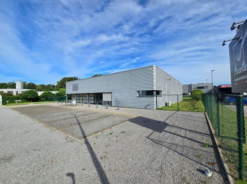 Bedrijfsgebouw - groot 831m² - centraal gelegen op het industrieterrein te Zonhoven, vlakbij de N715 Zonhoven  Houthalen -Bree en tussen de afritten n