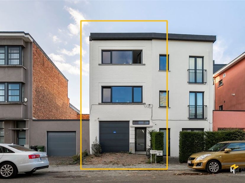 Van Peborghlei 58 - Mortsel<br />
Instapklare woning (189m²) met 4 slaapkamers, 2 badkamers en buitenruimte (16 m²) in Mortsel.<br />
In de Van Peborg